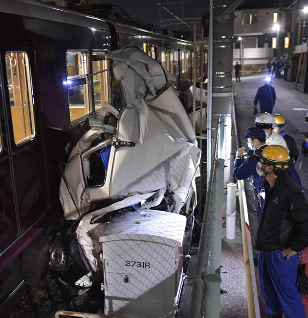 日本列車撞貨車後脫軌 暫無傷亡