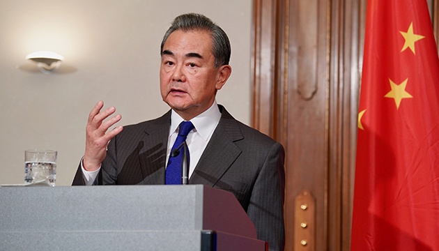 王毅抵日會見日本外長