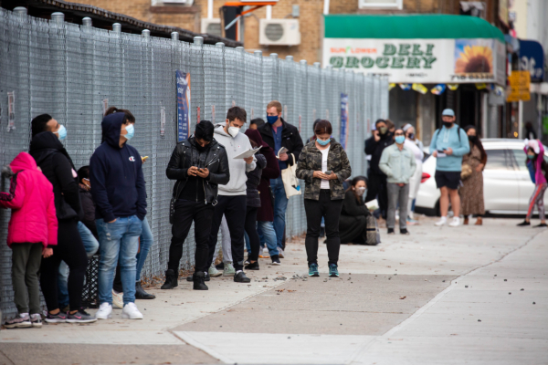 紐約出現代客排隊新冠檢測 時薪達620元 