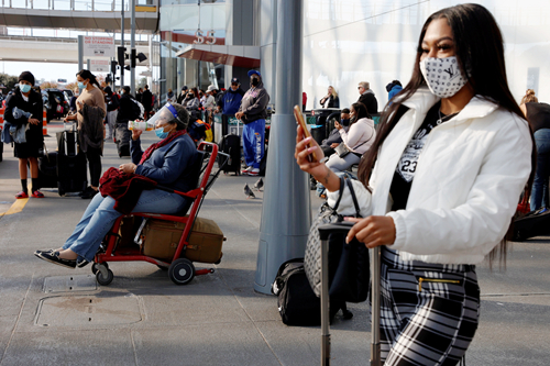 無視疫情兇猛 迫爆各大機場 美300萬人出行慶感恩節