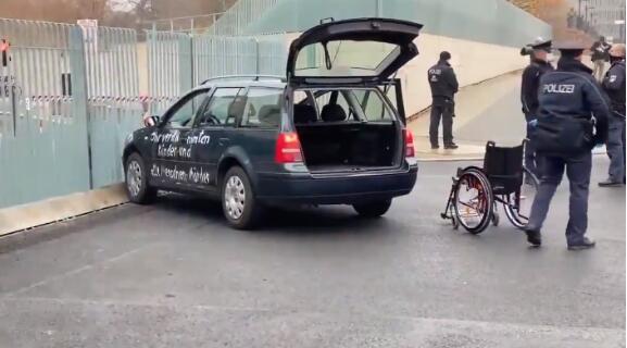 默克爾總理府大門遭一男子駕車衝撞