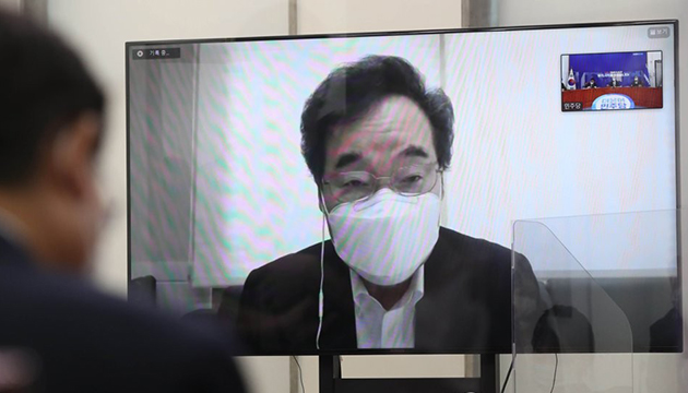 韓國執政黨黨首李洛淵向王毅致信送花