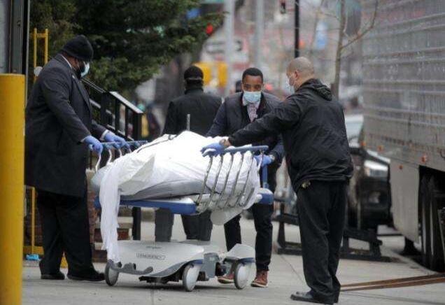 美國新冠疫情單日死亡人數首次突破2000人 創5月以來新高