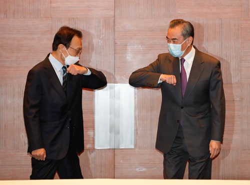 王毅會見韓國前總理李海瓚