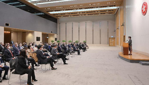 林鄭向海外簡介施政報告