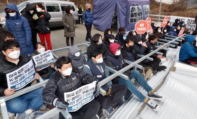 韓媒：韓國防部今向薩德基地送物資 反對團體到場抗議