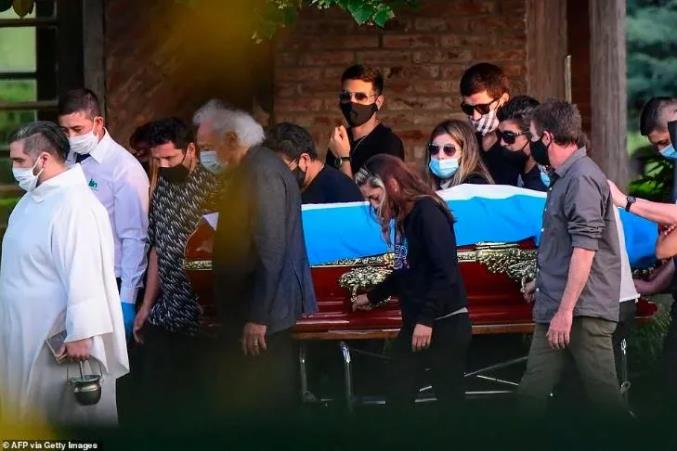 馬勒當拿靈柩落葬家族墓園 大批民眾送別