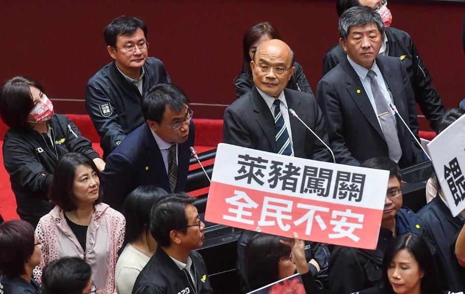 蘇貞昌混亂中施政報告 立委站椅子上質詢萊豬