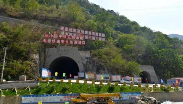 中老鐵路第一長隧安定隧道順利貫通