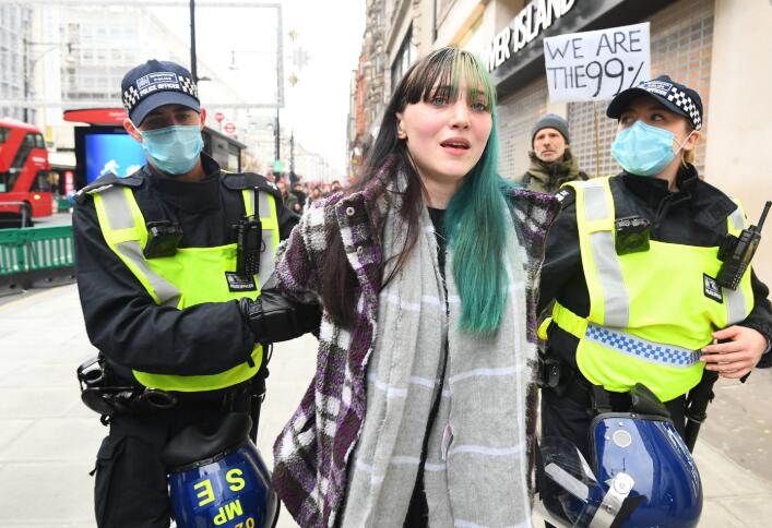 倫敦爆反對防疫限制措施示威 逾60人被捕