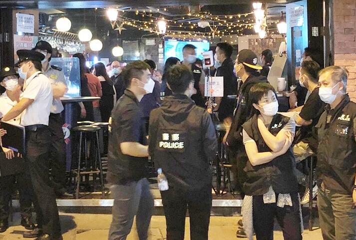 警方巡查多間酒吧 逾46人違限聚令被票控