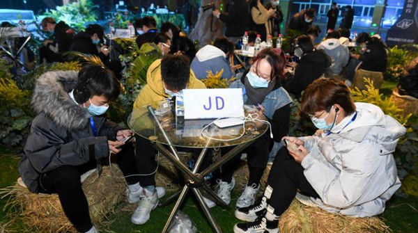 首屆和平精英高校賽啟戰 選手叢林中競技