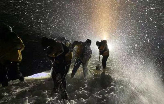 新疆鐵路部門積極應對降雪降溫天氣 保證旅客安全出行