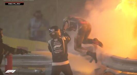 F1巴林站一賽車撞牆後起火爆炸 車手死裏逃生