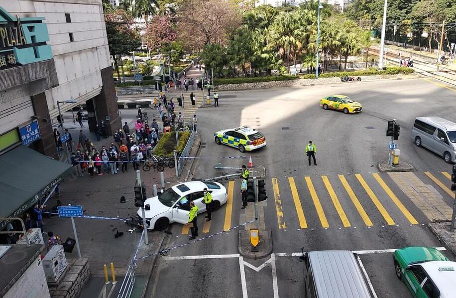 天水圍私家車鏟上行人路 司機棄車逃跑