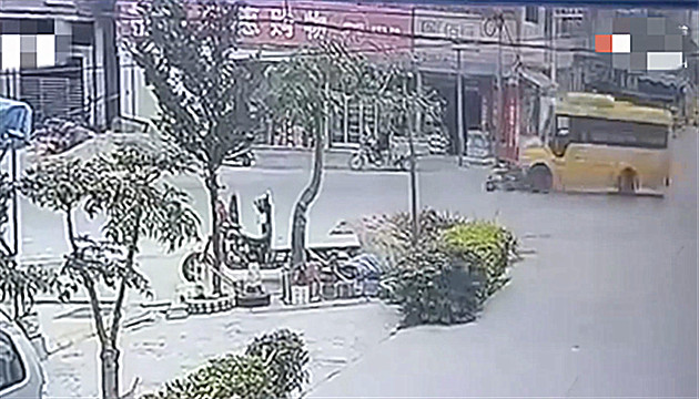 廣東普寧一校車撞上摩托車 2人當場死亡