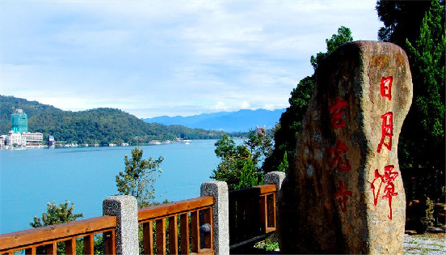 台灣南投發生遊覽車翻車事故 致1死20傷