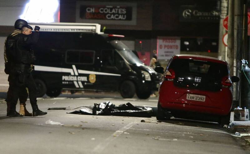 巴西惊爆銀行劫案 30劫匪与警火拼 乘10辆车作案