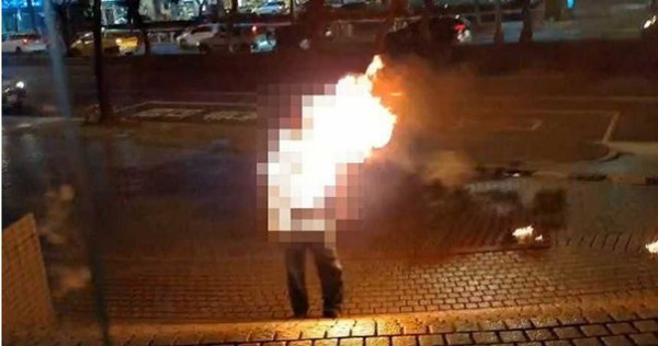 台湾一老者在中天電視台门口自焚