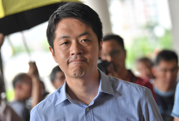 許智峯現身丹麥 消息指其父母妻兒傍晚已乘機離港