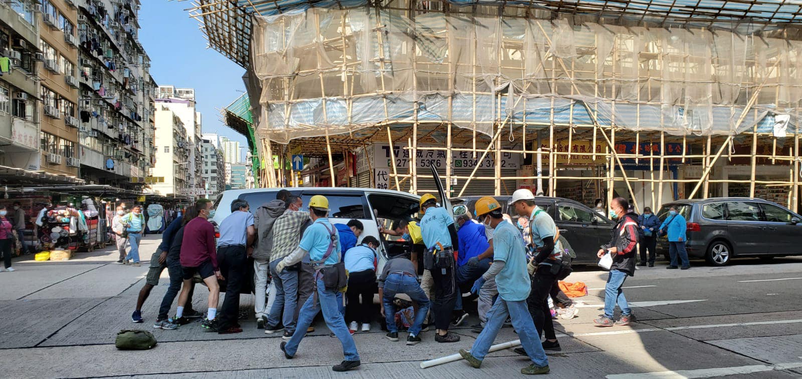 深水埗老婦捱撞困車底20人合力抬車拯救