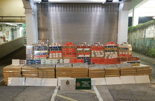 海關檢獲約42萬支懷疑私煙 拘捕1名司機