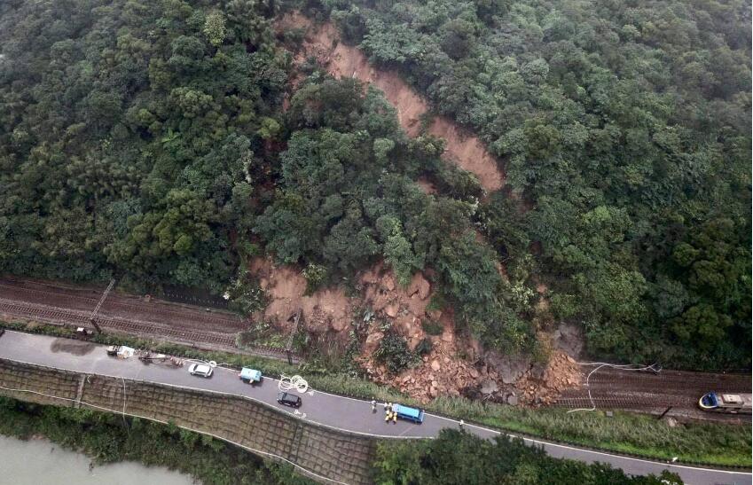 台鐵東部軌道交通因泥石流中斷  台北轉運站出現人潮