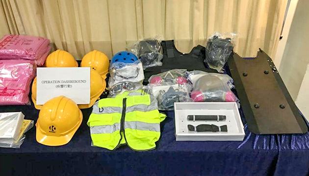 警方於旺角「桔梗」檢頭盔伸縮棍標語 兩負責人被捕