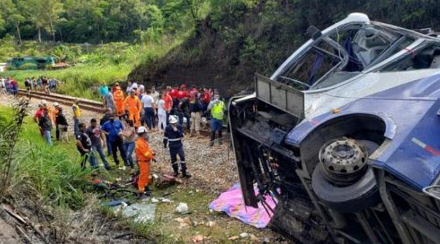 巴西大巴墜落事故死亡人數升至18人