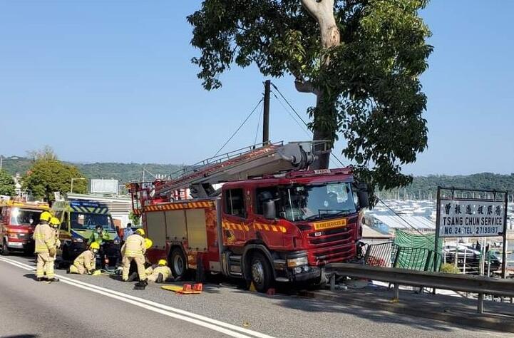 西貢消防車失控連撞單車及私家車 外籍單車男傷重不治