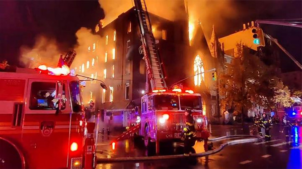 紐約百年老教堂起火 文物「自由鐘」是否被毀仍未知