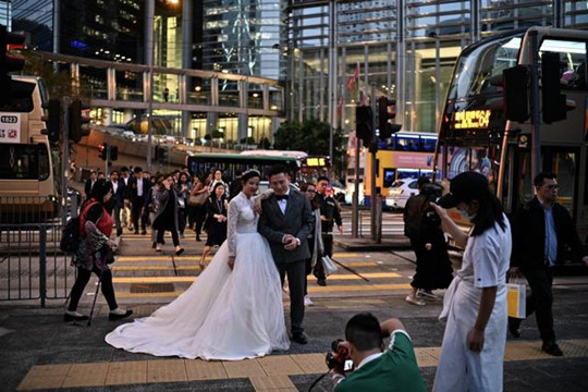 疫情令全港結婚宗數驟跌 結婚消費市場估值蒸發近半