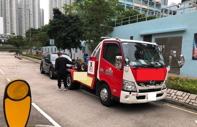 警方東九龍打擊違泊 發2370張「牛肉乾」拖走7車