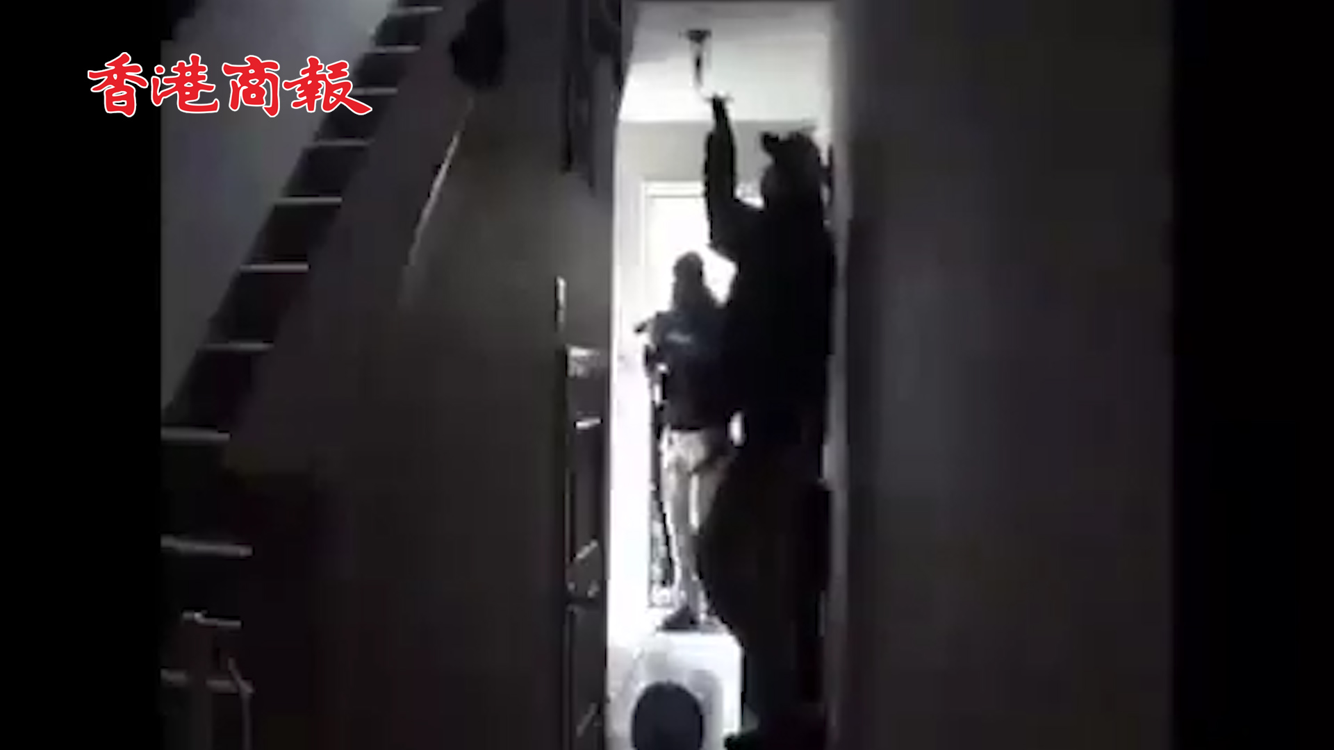 有片丨美國疫情「吹哨人」遭警方抄家：警察拿槍指著我的孩子
