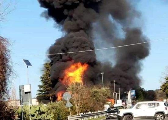 意大利南部城市一商業街發生爆炸 警方：或是敲詐或報復