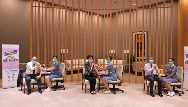 林鄭月娥：只要有新冠疫苗核准使用 會與團隊第一時間接種