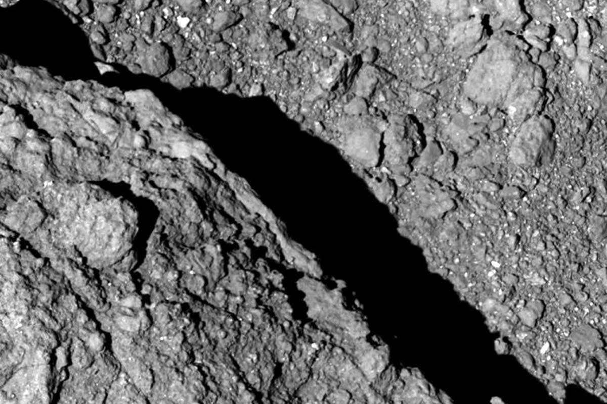 日本宣布獲取小行星「龍宮」黑色砂粒狀物質