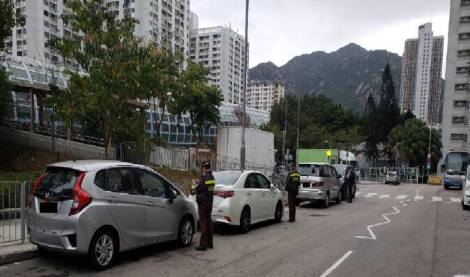 警方屯門打擊違例泊車 發逾千張告票拖走1車