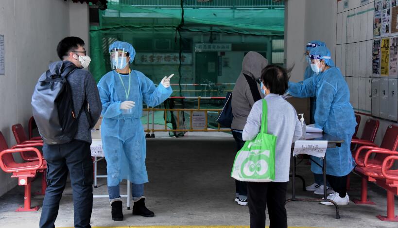 寶達邨彩雲邨設採樣站居民排隊檢測 徐英偉到場視察