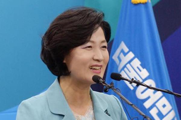 韓國法務部長秋美愛請辭