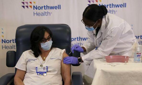 美疫情死亡人數超30萬 醫務人員開始接種新冠疫苗