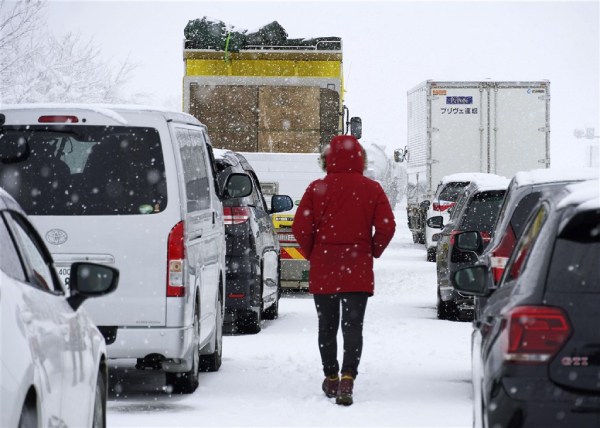 日本新潟群馬創紀錄大雪 上千車輛受困高速公路