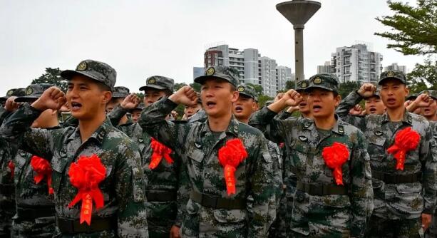 有片｜駐港部隊陸海空三軍退伍老兵告別軍旗
