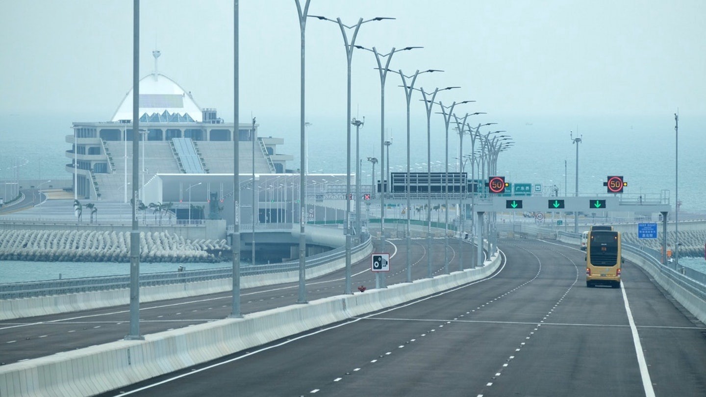 港澳商家大量補充應節貨物  港珠澳大橋出入境車輛數再創新高
