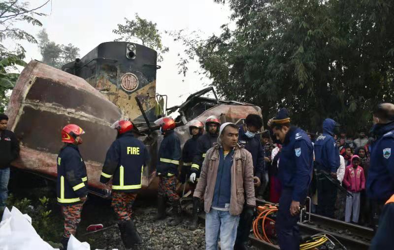 孟加拉國火車與客車相撞  至少12人死亡