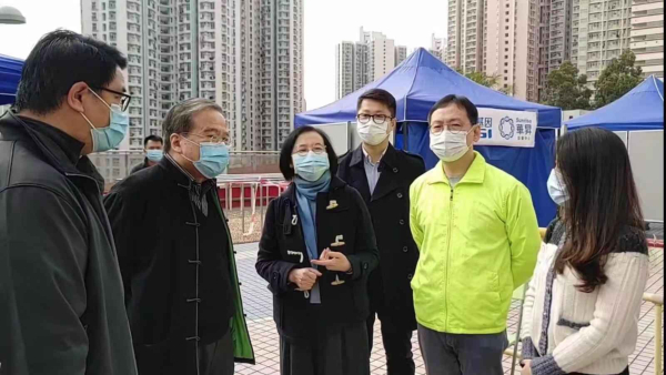 民建聯九龍東團隊陪同陳肇始、胡定旭視察寶達邨