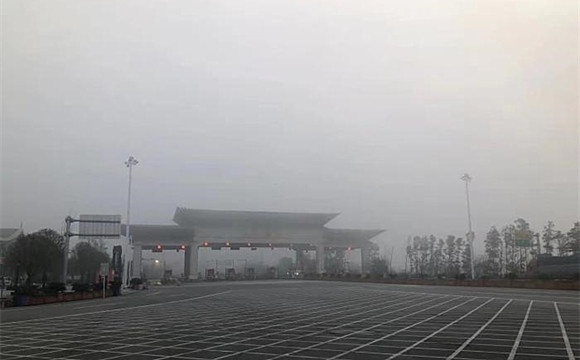 四川綿陽受大霧影響 多個高速收費站關閉