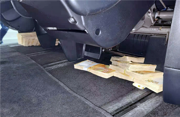 港珠澳大橋海關查獲違規攜帶220萬港幣入境案