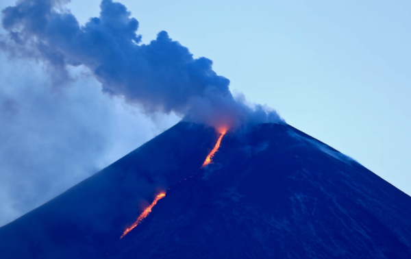 俄火山噴發 灰柱高達7000米