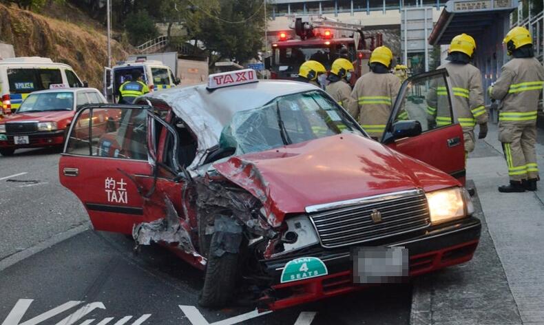 秀茂坪發生交通意外 貨車的士相撞釀3傷